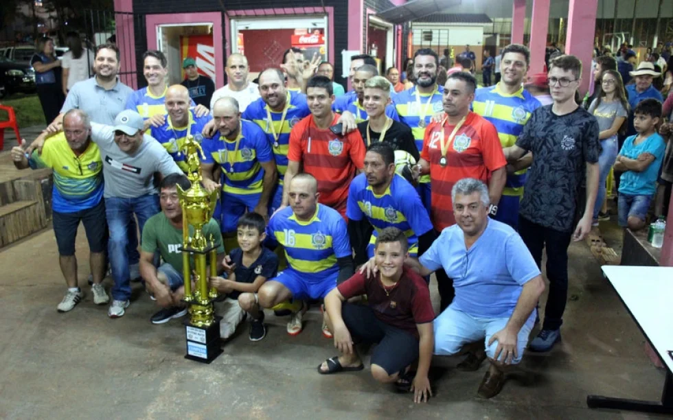 Final do futebol suíço em Tamarana: Amigos conquistam título inédito