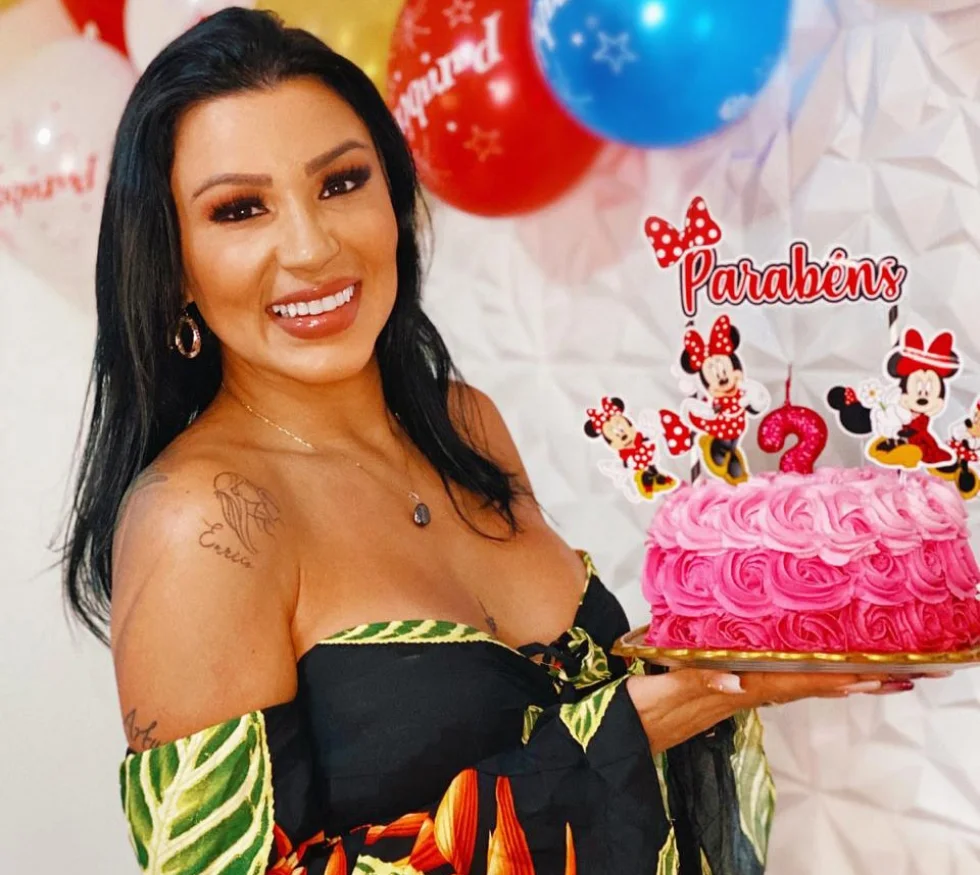 Filha de Gretchen, Jenny Miranda celebra aniversário