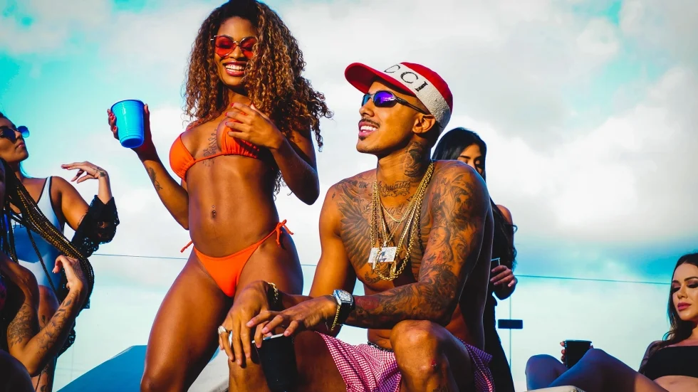 Cantor Livinho revive trajetória de vida em novo clipe