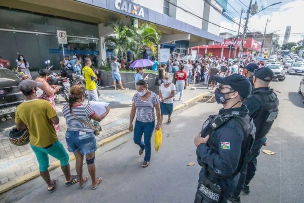 Projetos prorrogam auxílio emergencial de R$ 600 por até um ano
