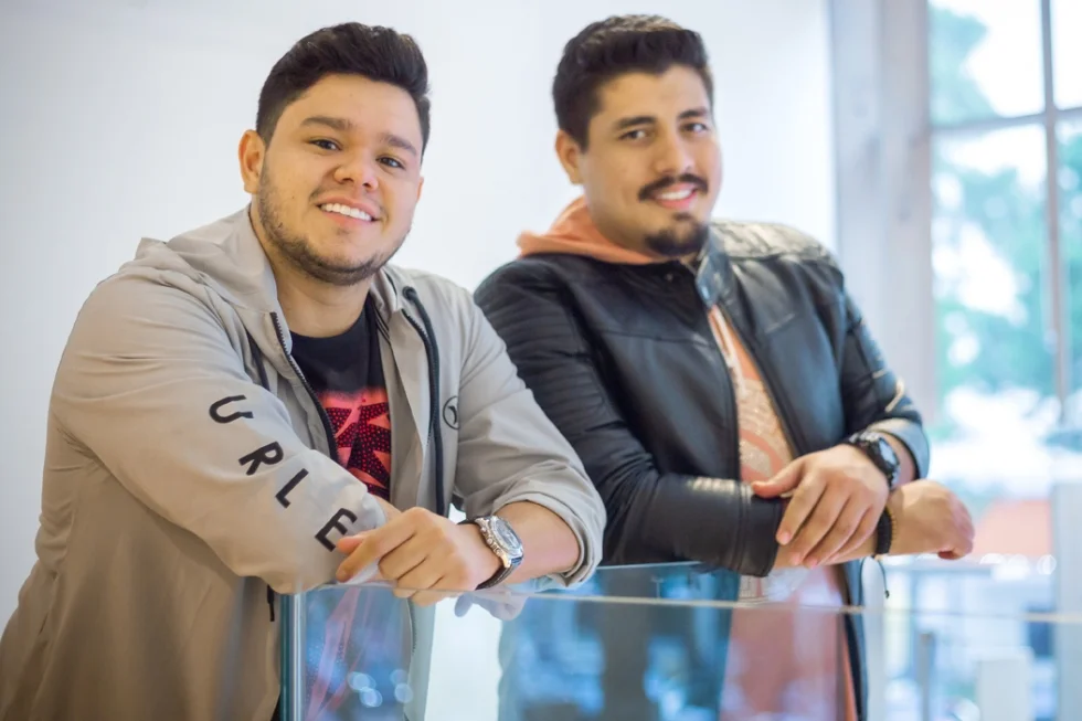 Responsáveis pelo hit “Lençol Dobrado”, João Gustavo e Murilo se rendem aos pedidos dos fãs e realizam primeira live