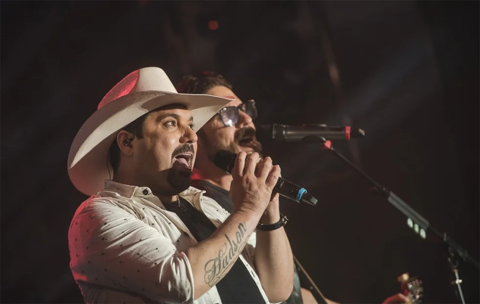 “Música na Band Live” apresenta show ao vivo da dupla Edson e Hudson nesta sexta-feira