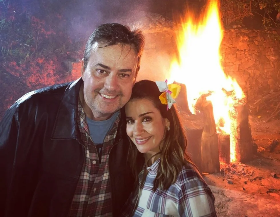 Você sabia que o humorista Zé Américo é casado com repórter famosa? “Ela veio me agarrando”