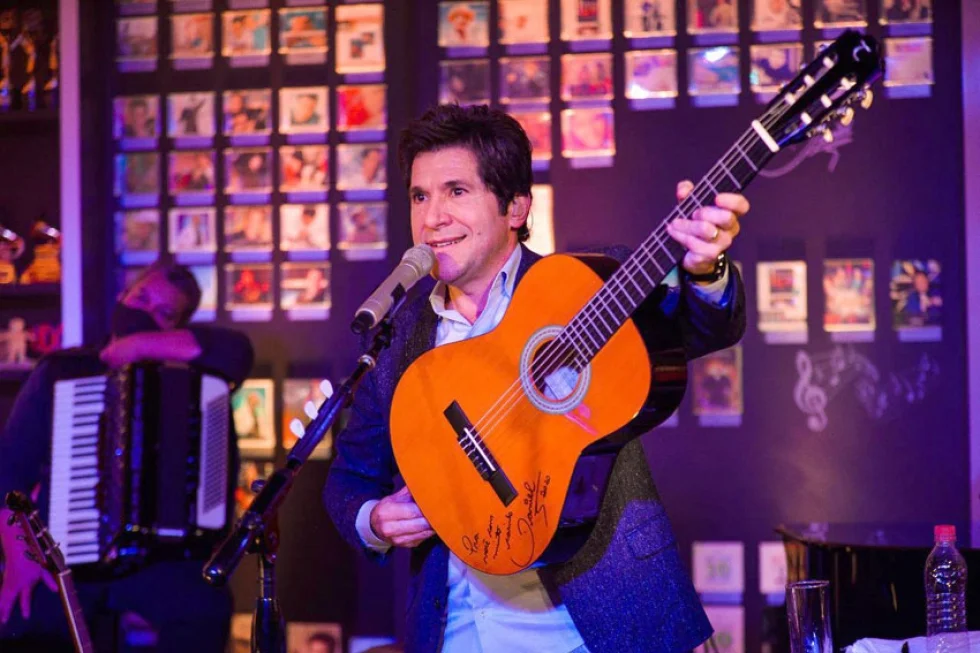 Cantor Daniel e apresentadora Claudia Tenório comemoram reapresentação de live solidária