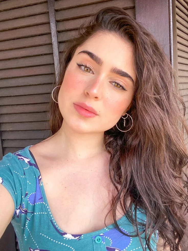 Ex The Voice Kids, Vicky Valentim comemora a vida adulta com lançamento de sua música "Deixa de Lado".
