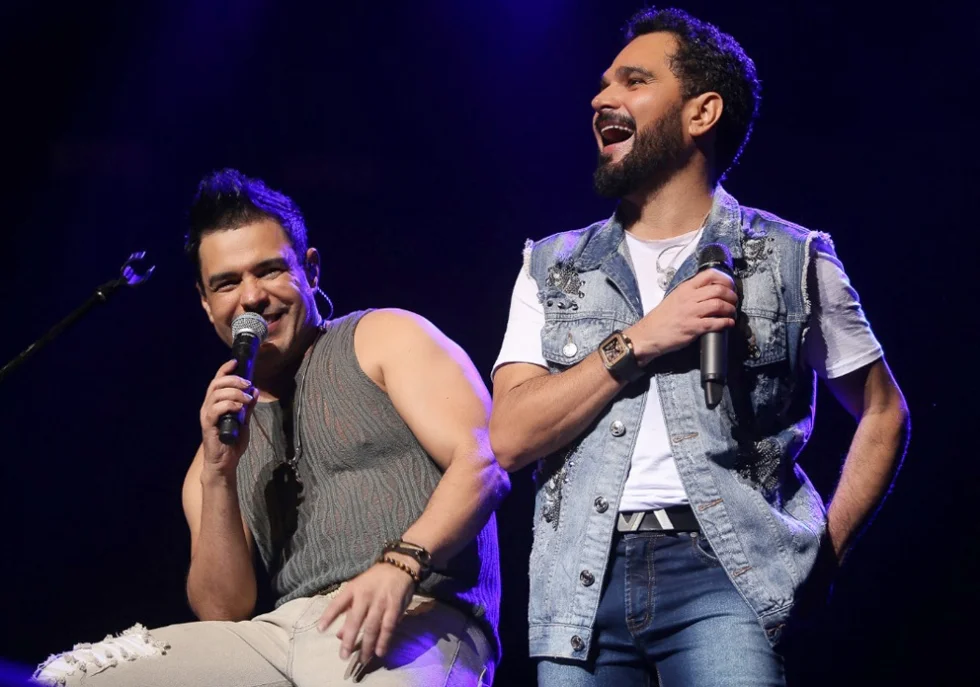 Zezé Di Camargo e Luciano dão o tom romântico à live em homenagem aos pais