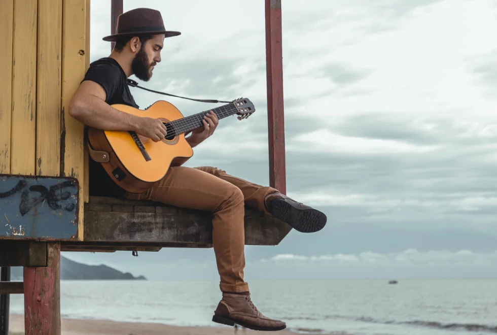 O cantor e compositor londrinense, Souza, acaba de lançar “Dois Navios”
