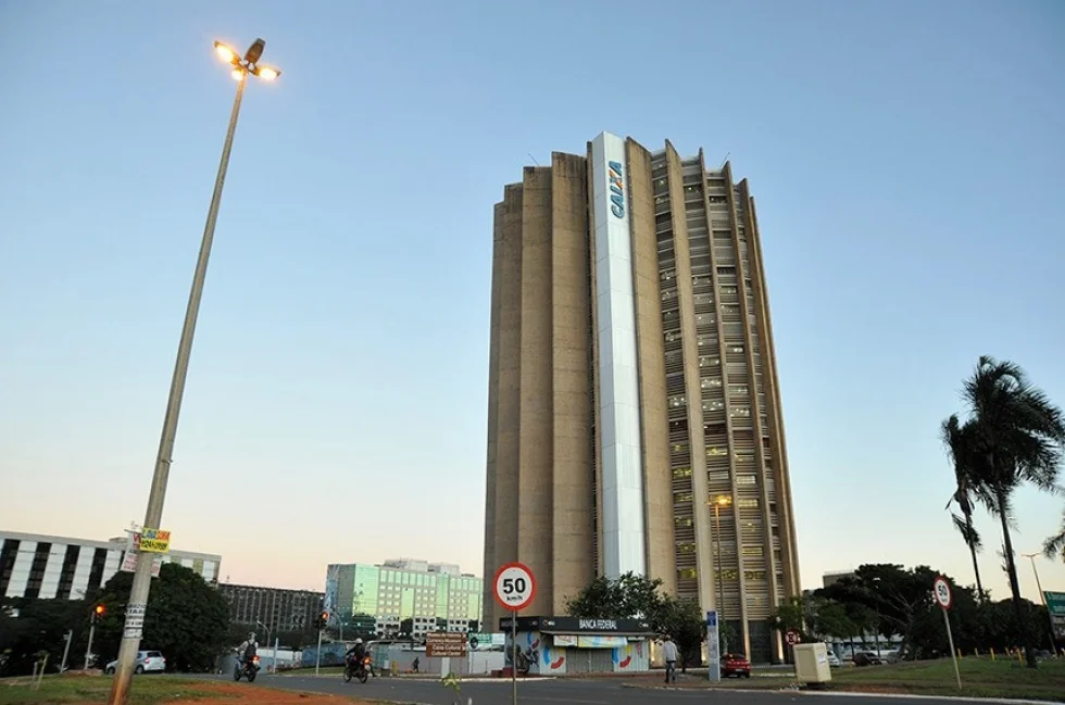 Governo edita MP que permite vender partes da Caixa até dezembro de 2021
