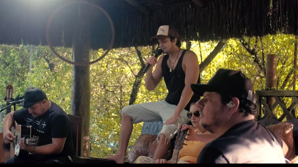 Confraternização Família Santana – Encontro casual entre amigos rende novo álbum a Luan Santana
