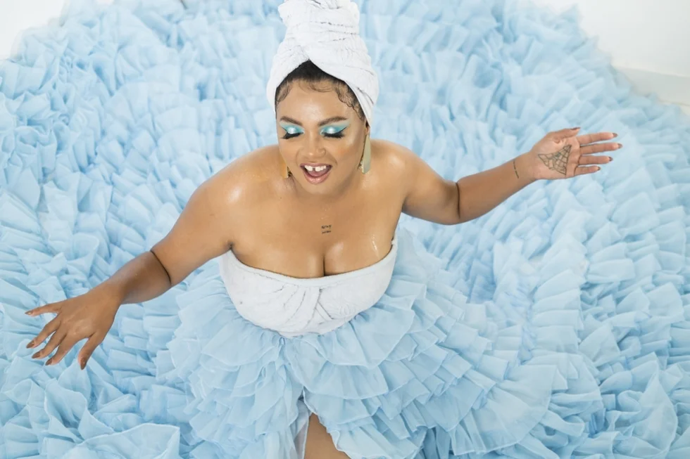 Elisa Maia lança videoclipe para a inédita “Luas pra Tantas Faces”