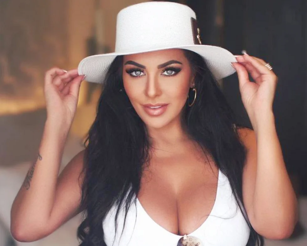 “O programa do Gugu me abriu portas” declara ex-bailarina do Gugu ao estrelar segunda campanha de carros de luxo em Dubai