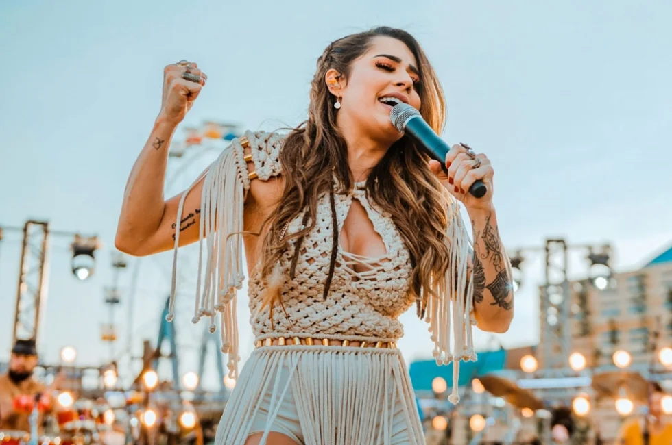 Lauana Prado lança V de Vingança em Drive-in Sertanejo