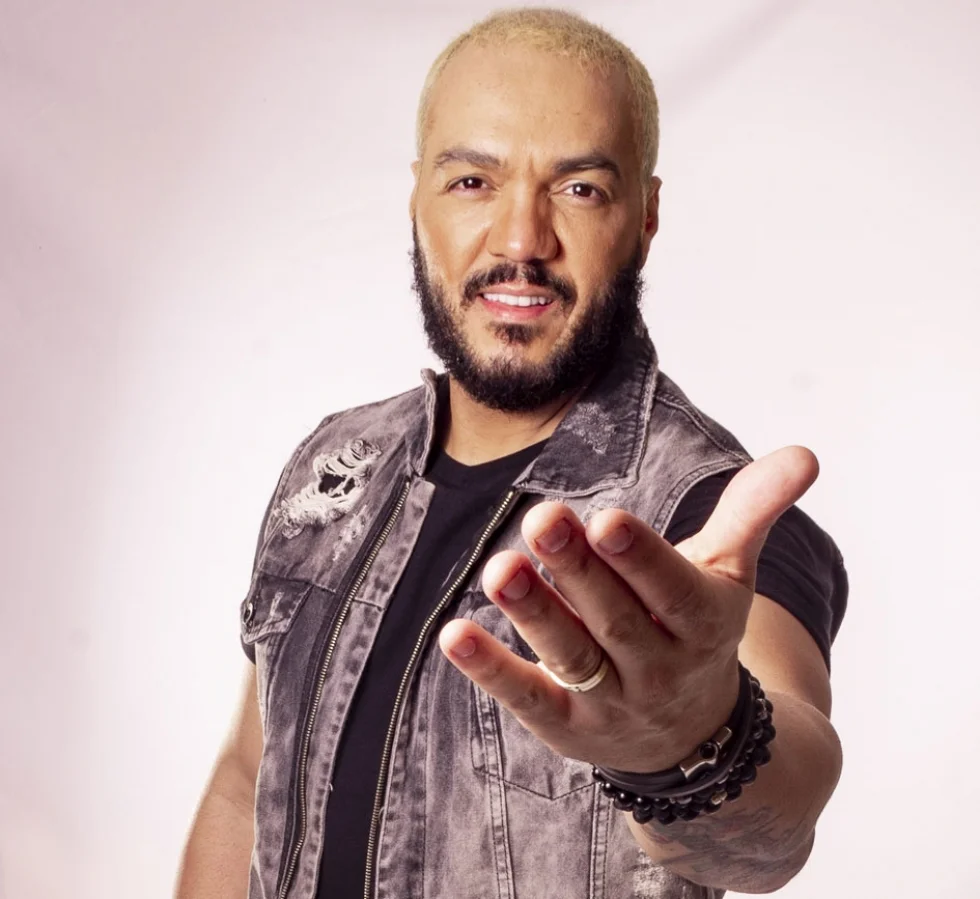 Belo movimenta a web e lança música inédita nesta sexta-feira
