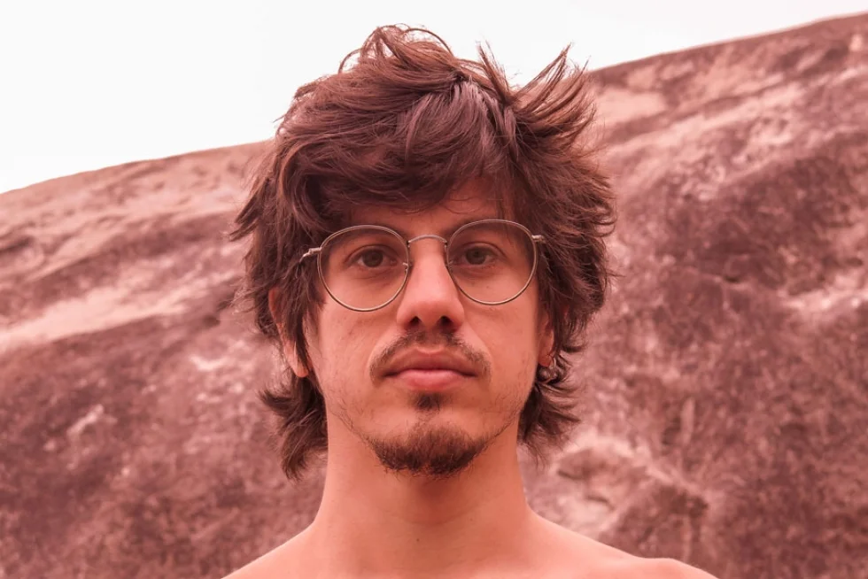 Ian Cardoso lança “Devoto Franco”, seu primeiro disco solo