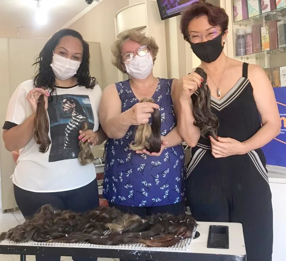 Perfumarias oferecem cortes de cabelo gratuitos para quem quiser doar