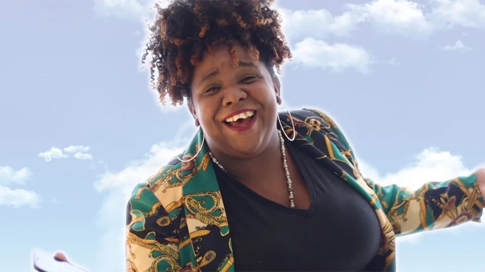 Primeira cantora preta do sertanejo atual, Patrícia Meira lança videoclipe de "Deus é Mais"