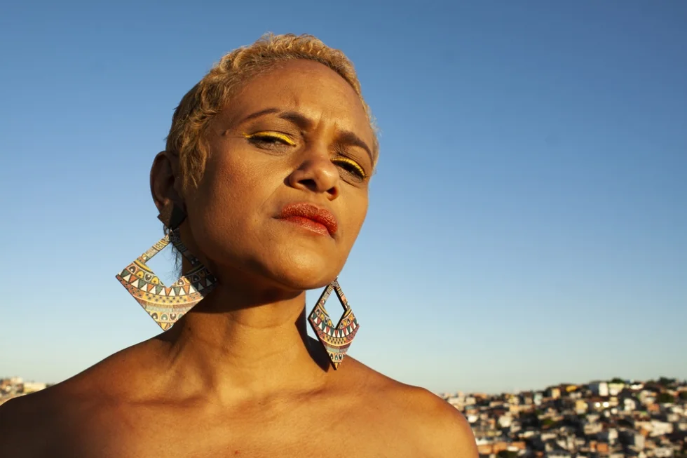 Dêssa Souza antecipa disco com inédita “Menina que Embala”
