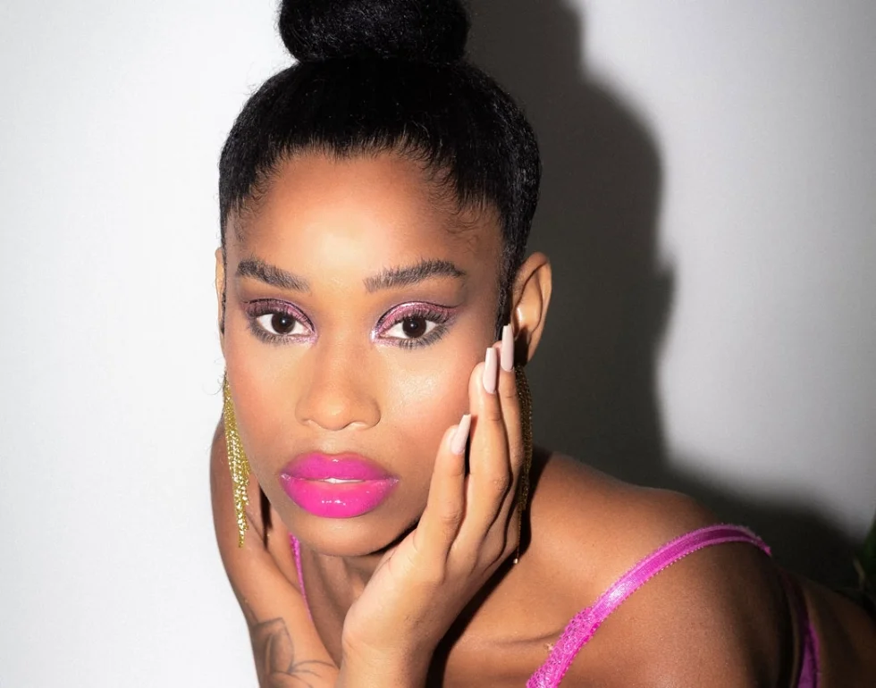 Uma das principais promessas do r&amp;b nacional, JUCY lança “Se Sinta” e manda recado para as manas: se ame em primeiro lugar