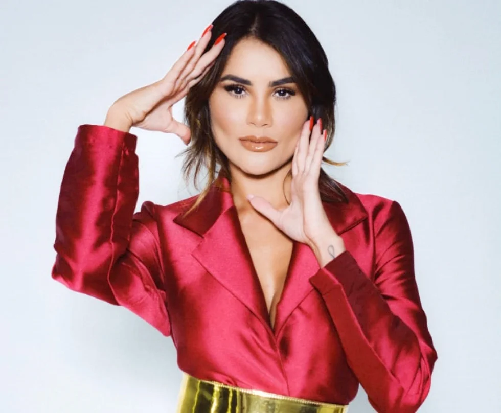 Natacha Horana posa com look vermelho no clima natalino