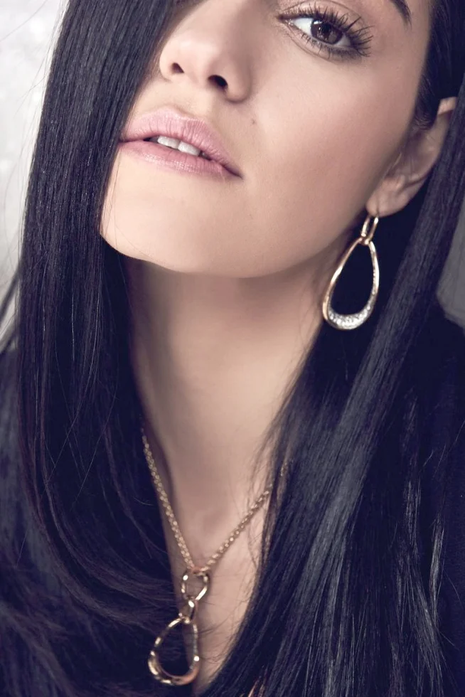Ex-RBD Maite Perroni é capa de revista Brasileir