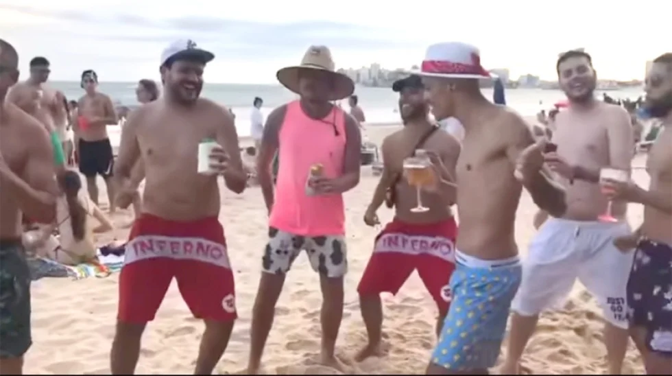 Sertanejo compartilha vídeo dançando com fãs na praia