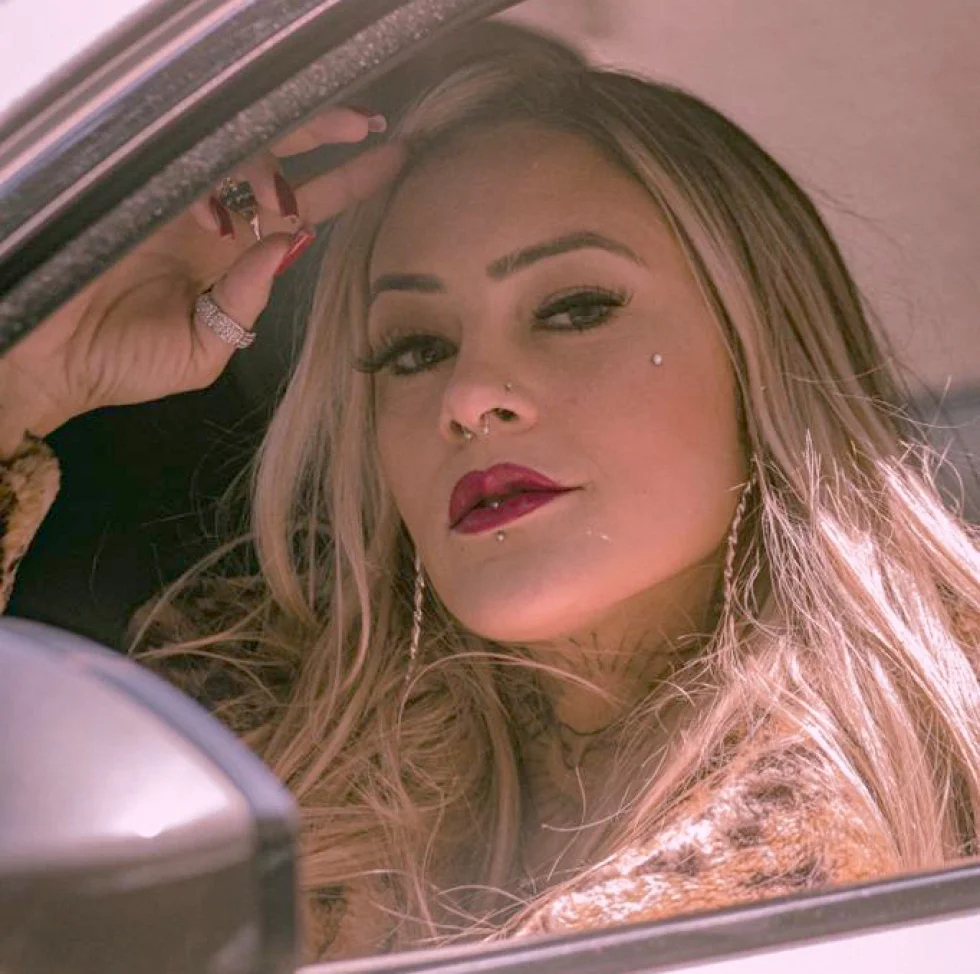 Conheça Grazie One a funkeira cria da favela chumbada, que enxergou na música sua vitória