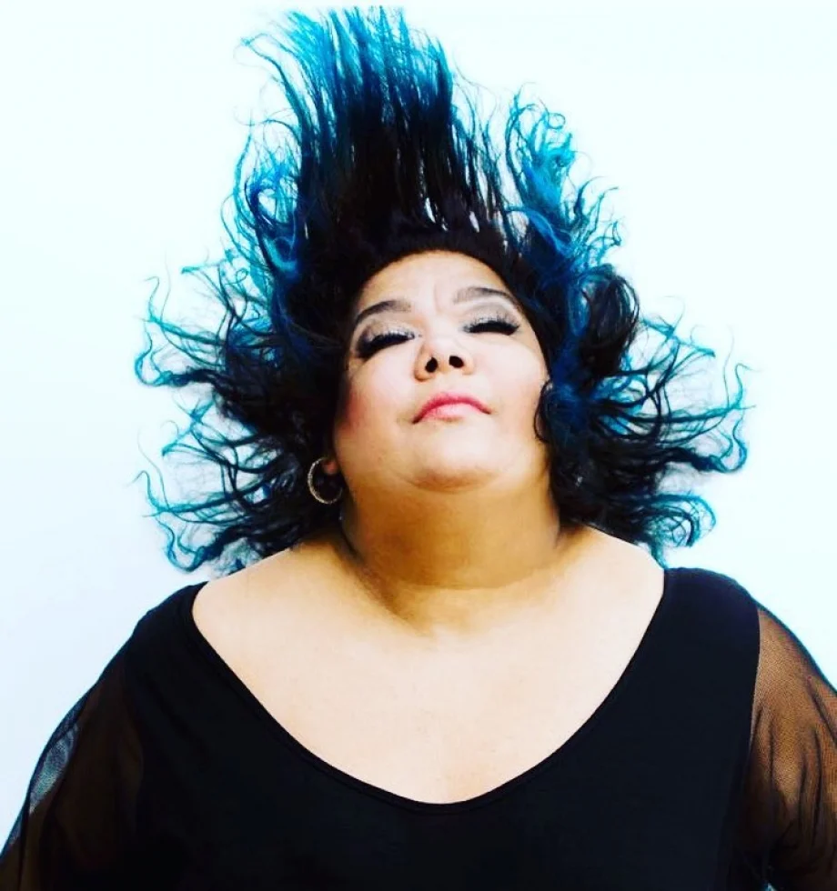 Cantora e Atriz londrinense, Simone Mazzer abre atemporada de Viva Elis com show on-line