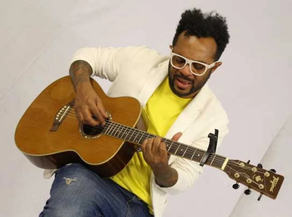 Marcelo Marrom lança música de trabalho, "Hoje Vai Chover" com a participação de Léo Chaves (ex Victor e Léo)