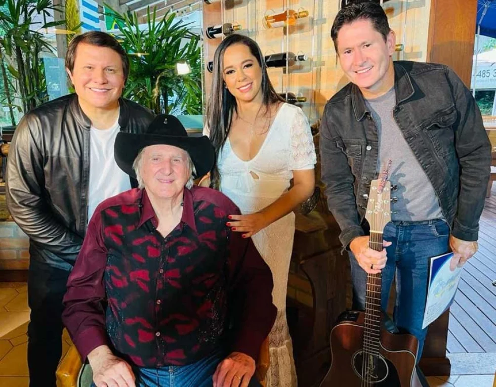 Dupla Gian e Giovani, e Marcilia Luzbet, em tarde descontraída com o cantor sertanejo Sérgio Reis