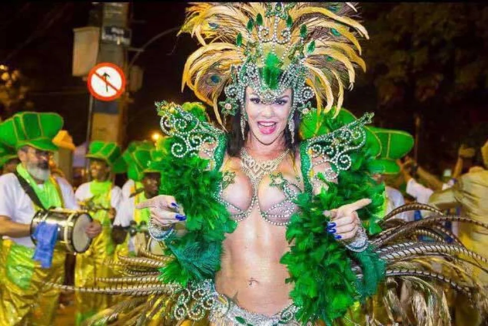 Rainha de Bateria e Musa, Silvinha Schreiber relembra carnavais e recebe elogios: "Rainha é sempre Rainha!"