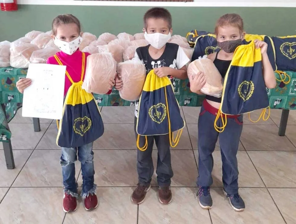 Ivaiporã: Crianças e adolescentes recebem kit de material pedagógico da LBV