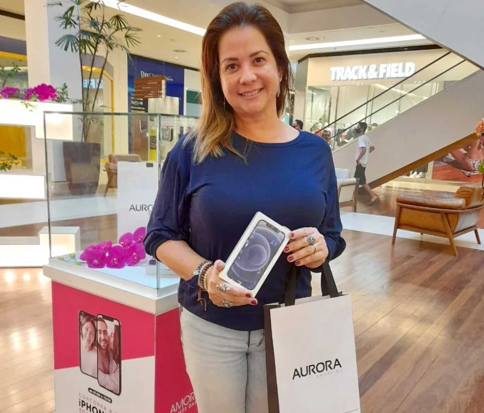 Moradora da Gleba Palhano é primeira a ganhar iPhone em campanha do Aurora