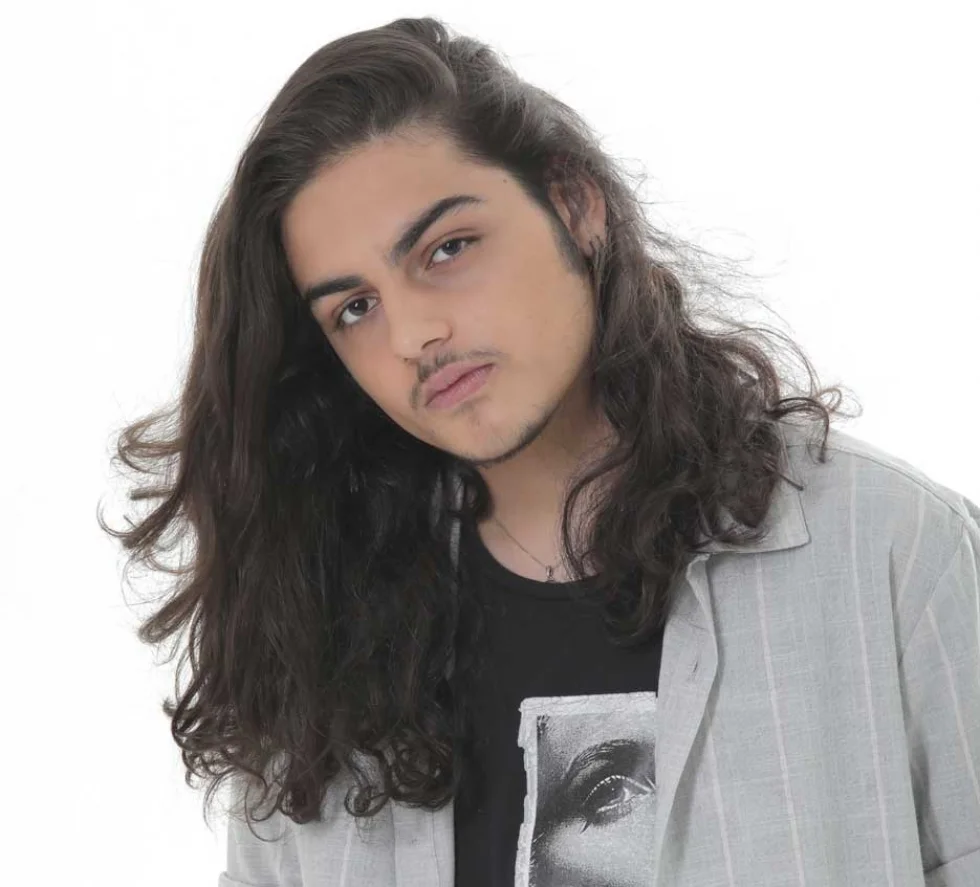 Cantor Neto Junqueira lança seu primeiro álbum