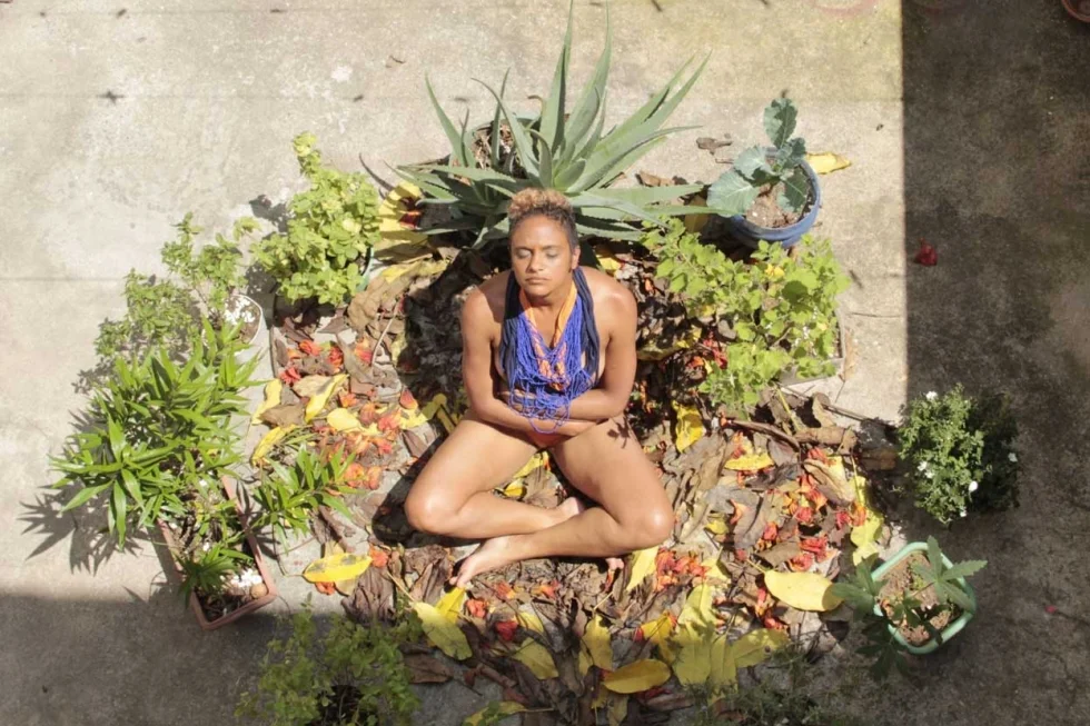 Com sangue baiano-mineiro-negro-indígena, Dêssa Souza lança EP “Camadas”
