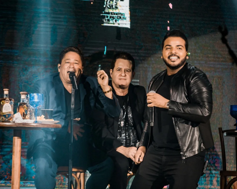 Hit "Carinha de BBzinha" consagra seu sucesso na “Live Cabaré” de Leonardo