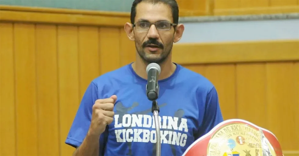 Atleta de kickboxing patrocinado pelo FEIPE lidera o ranking nacional