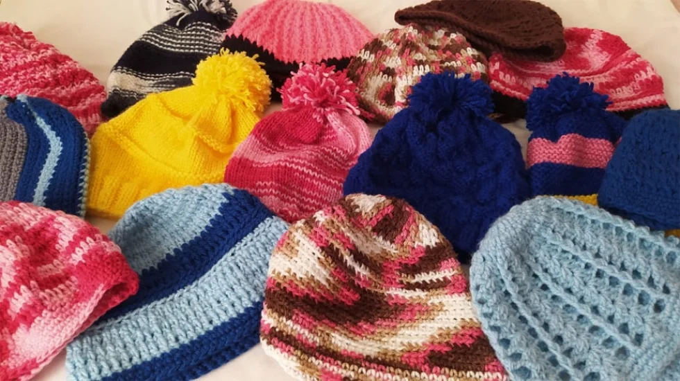 Voluntárias do Santuário confeccionam toucas e pantufas de lã para doação