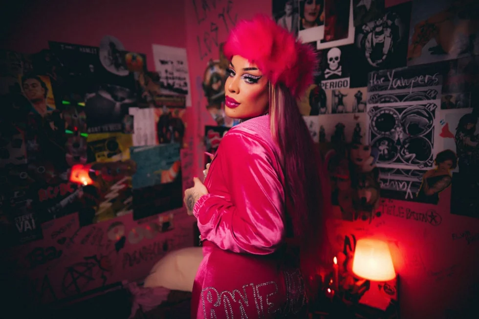 Gloria Groove vira “BONEKINHA” em primeiro single de novo álbum, “Lady Leste”