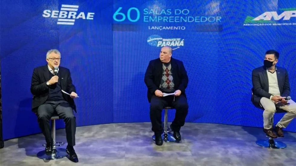O diretor-superintendente do Sebrae/PR, Vitor Tioqueta, juntamente com o consultor Vinicius Milani e o presidente da AMP, Junior Welleir, no lançamento da parceria – Foto: Divulgação