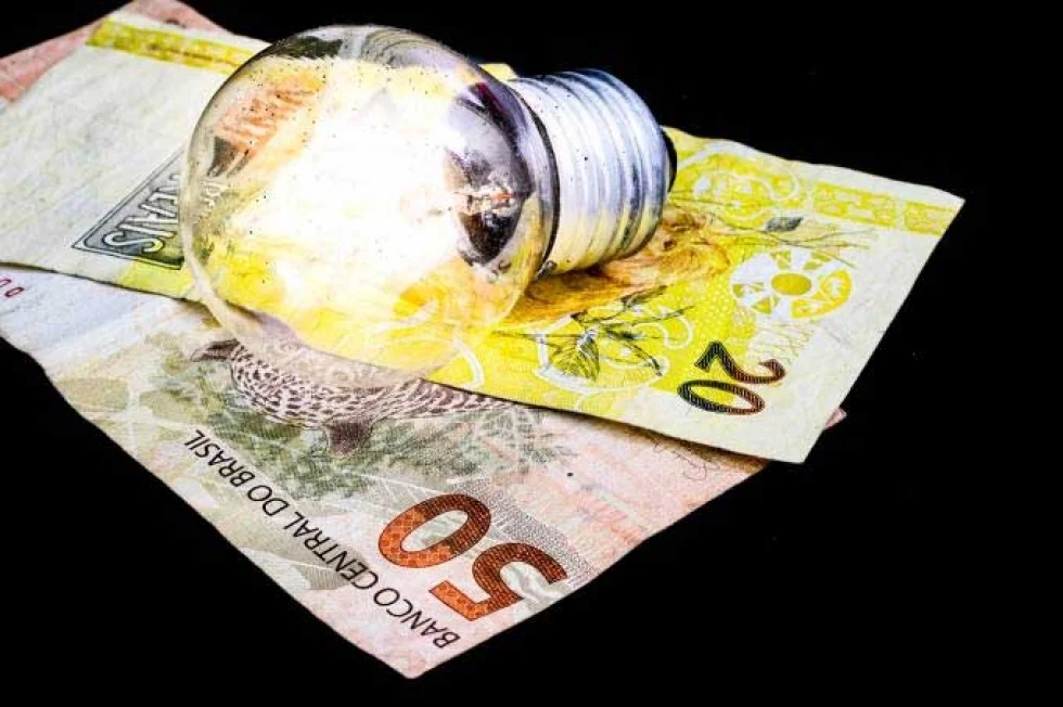 Conta de luz mais cara: ANEEL reajusta em 52% bandeira vermelha 2