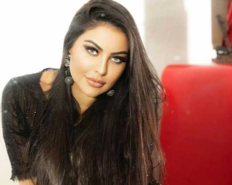 Cantora Paula Falcão ostenta em passeio com carrão de R$ 1,6 milhões