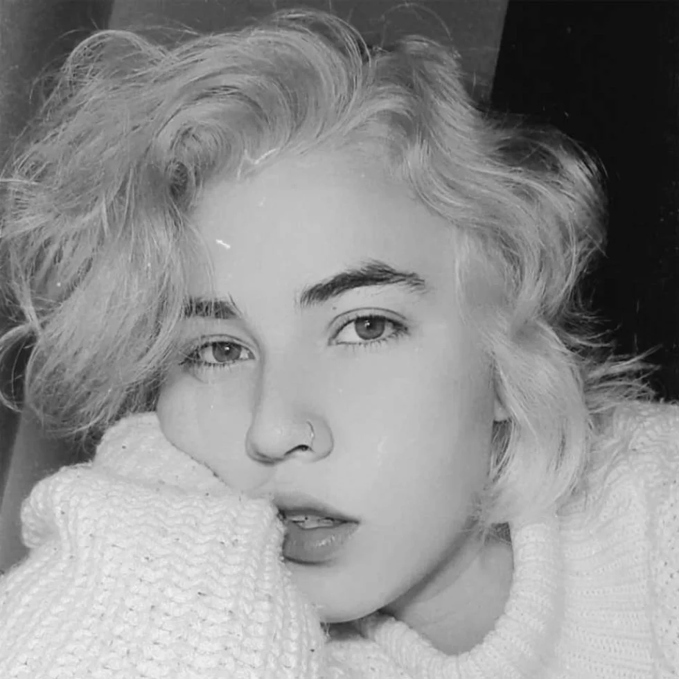Cantora londrinense lança clipe gravado no abandonado campus da UEL