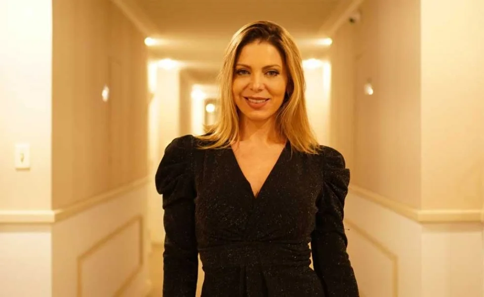 Sheila Mello esbanja beleza e simpatia em premiação de rede de clínicas de emagrecimento e estética em SP