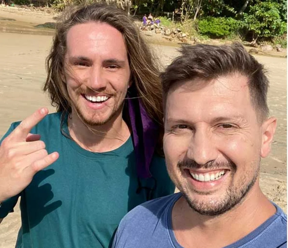 Daniel Cajal e o cantor Vitor Kley gravam vídeo juntos na Praia Brava, SC