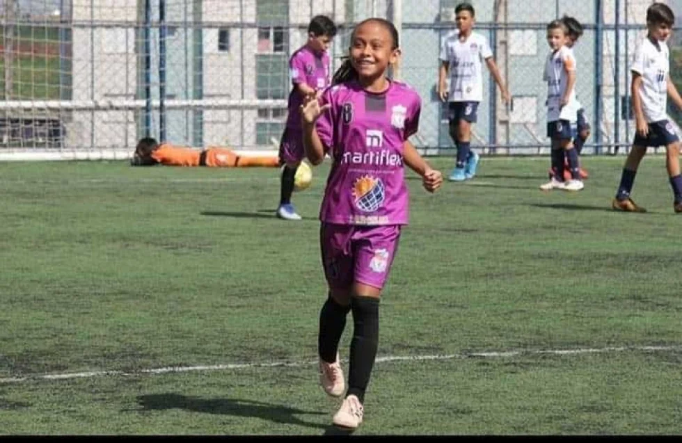 Garota atleta luta para competir em time masculino de futsal sub-12