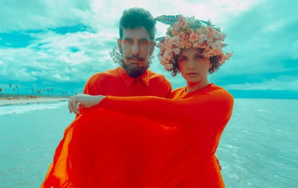 “O mar que separa me liga a você”