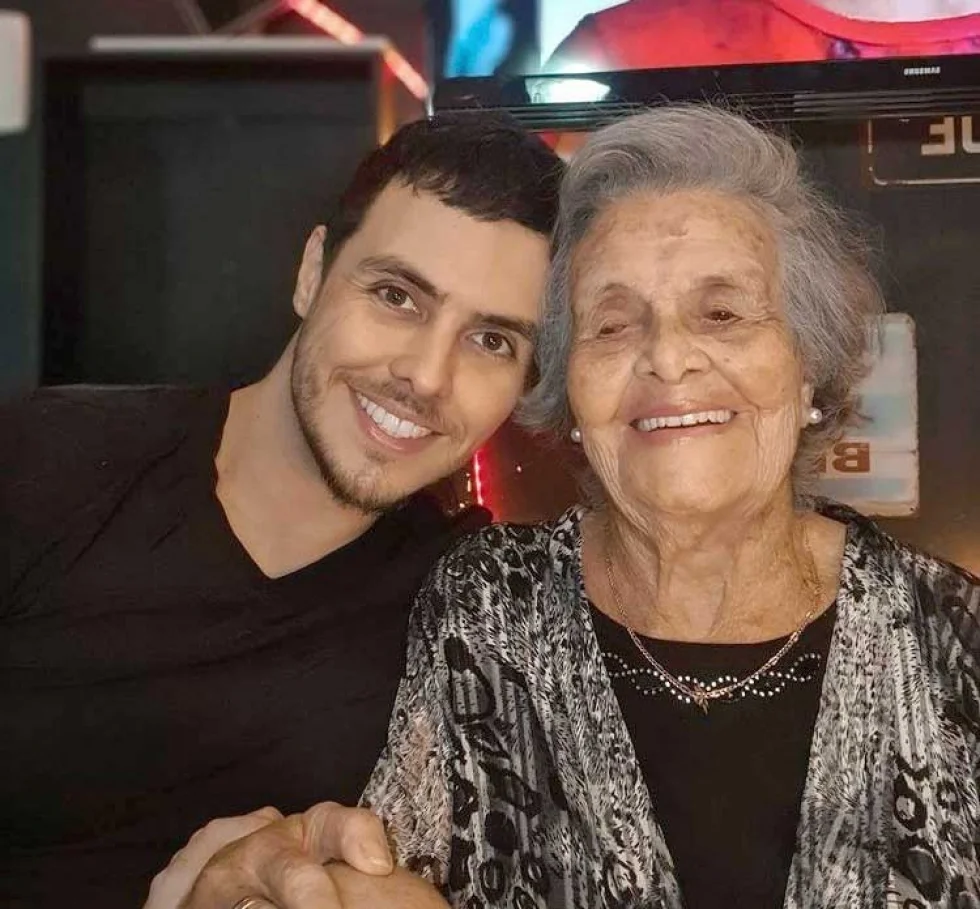O ator Paulo Guerra e a avó de 96 anos ganham as redes sociais
