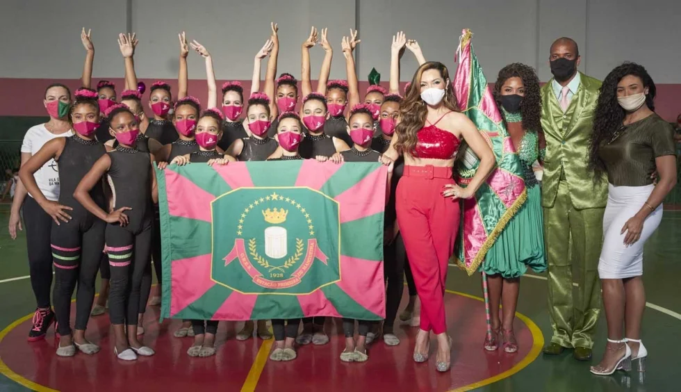 Alcione consagra Karinah como madrinha do ‘Programa Social da Mangueira’
