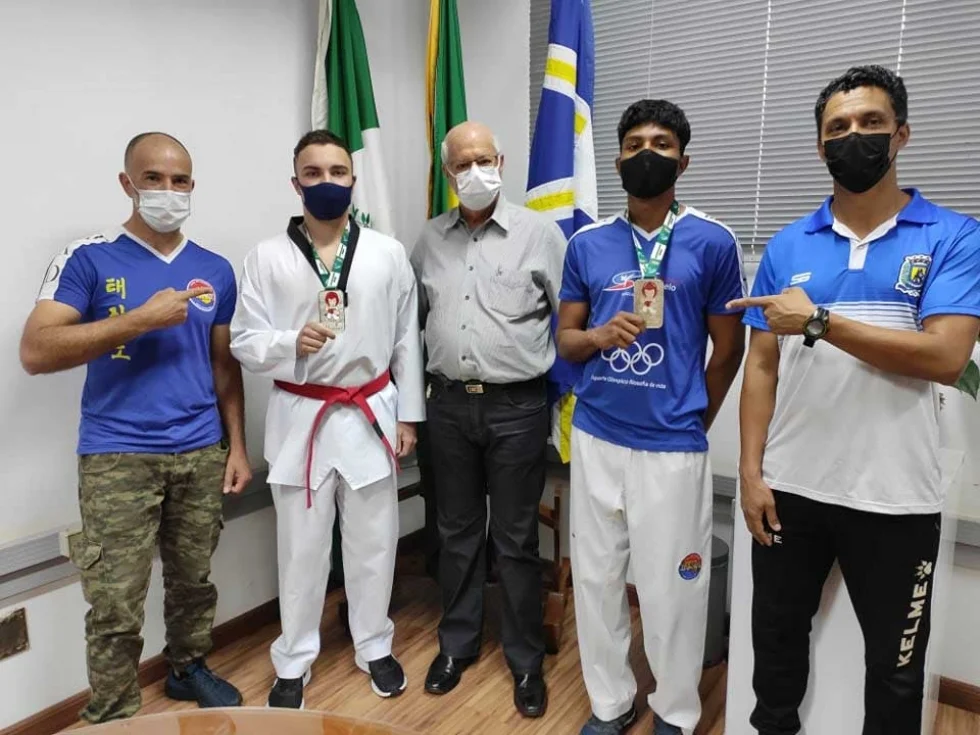 Rolândia: Prefeito recebe rolandenses que fizeram bonito no Estadual do Taekwondo