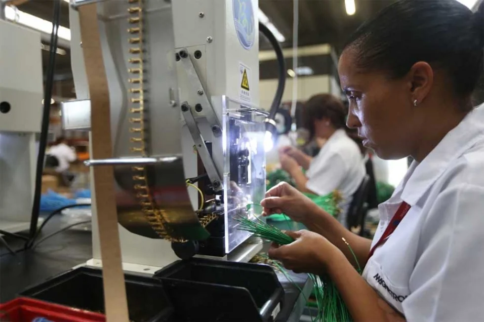 Geração de empregos na indústria quase dobra em agosto no Paraná